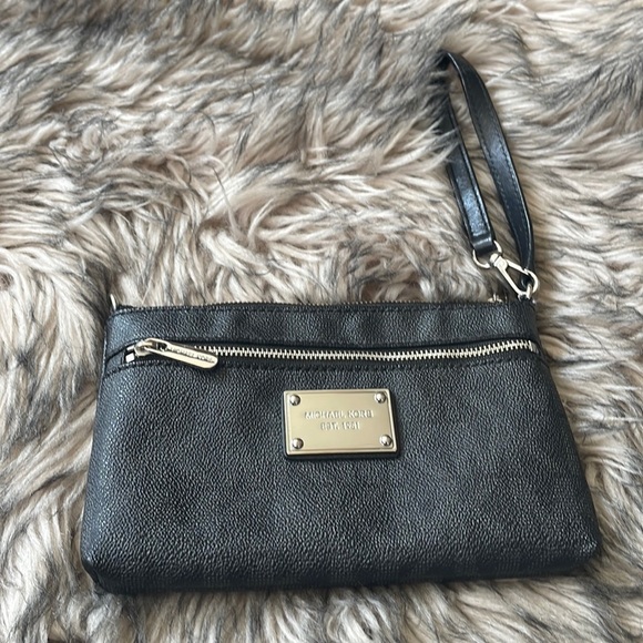 Michael Kors wristlet - Picture 1 of 7